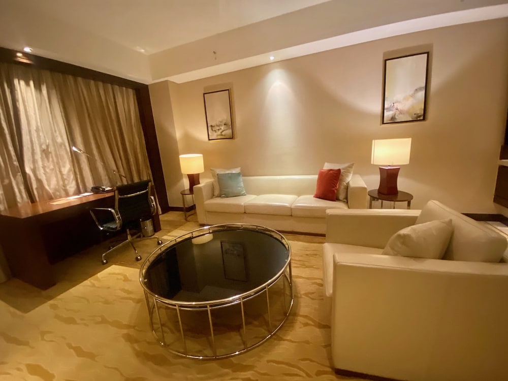 Executive Suite, 1 King Bed, City View - Photo 5
