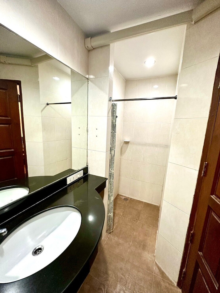 Basic Triple Room(Double Bed And Single) photo 2