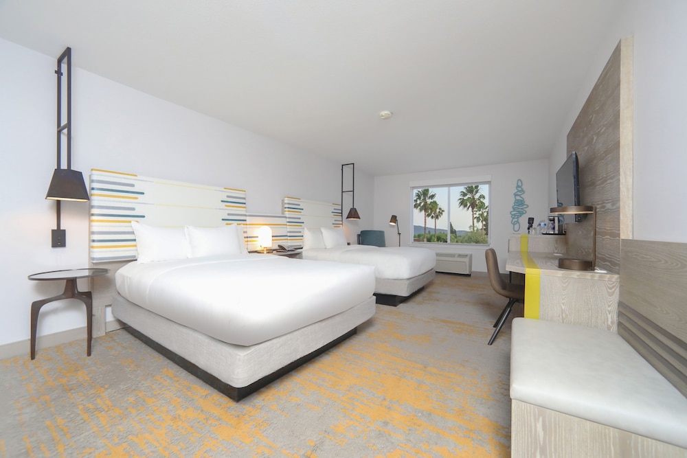 Room, 2 Queen Beds, Kitchen, Poolside - Photo 2