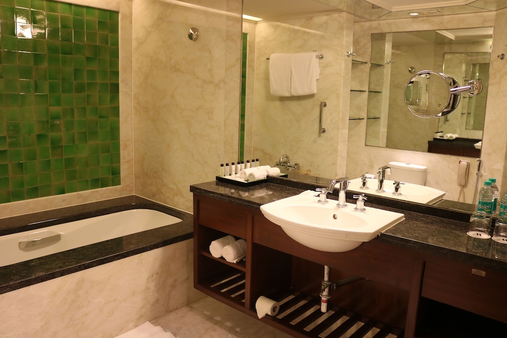 Executive Suite, 1 Bedroom, Lake View - Photo 7