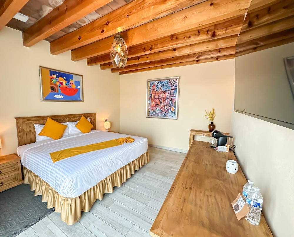 Standard Room, 1 King Bed, Executive Level photo 3