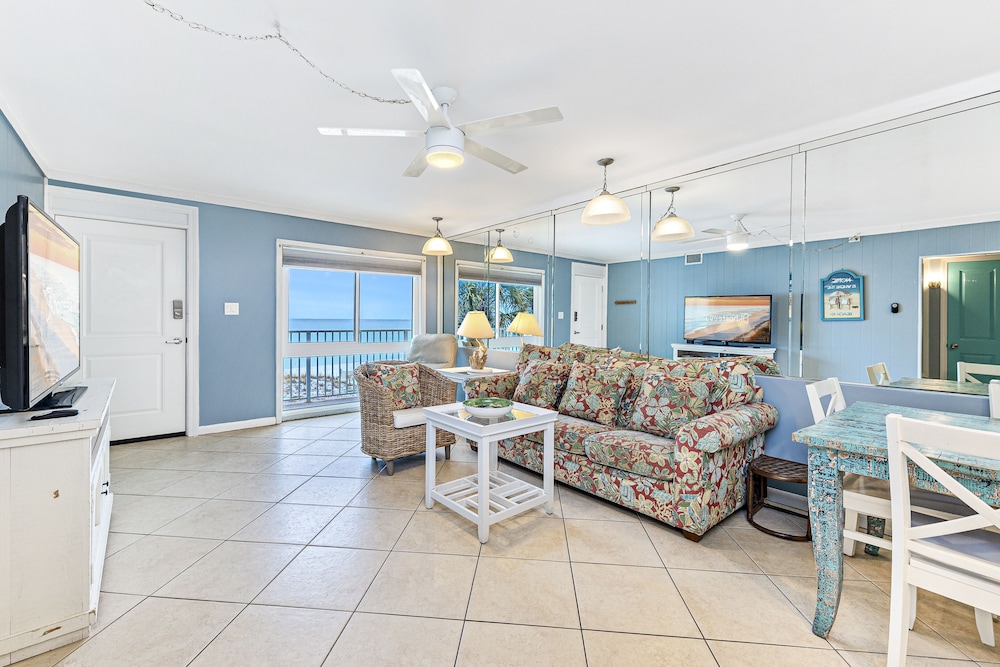 Comfort Condo, 2 Bedrooms, Ocean View, Beachfront