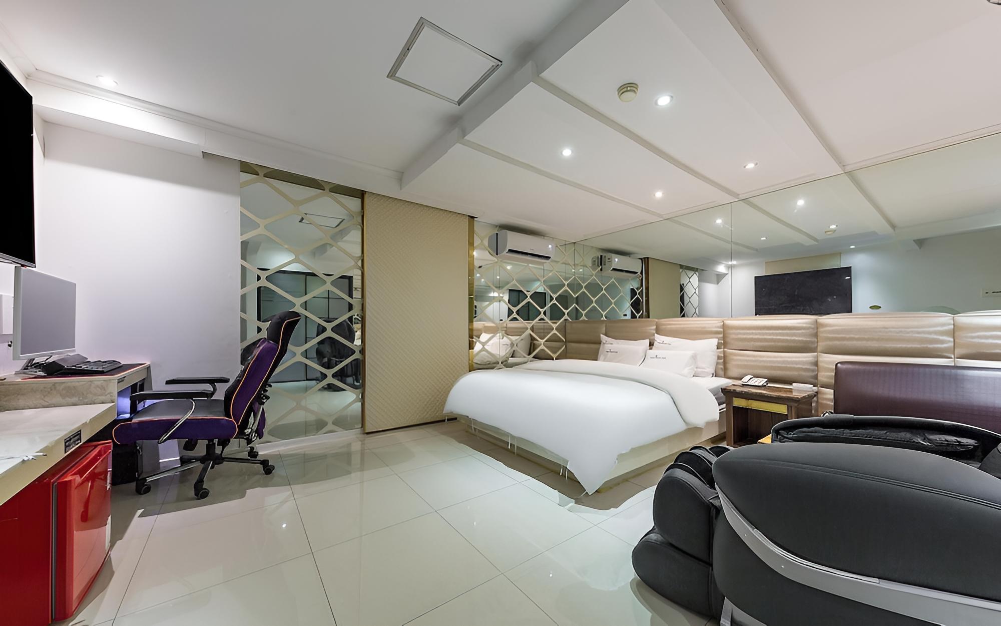 Room (Couple PC (65-inch smart TV + massage) - Photo 17