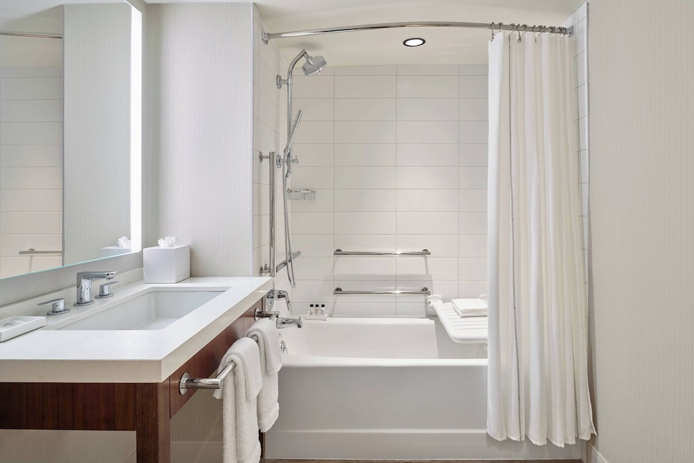 Room, 1 Queen Bed (Mobility/Hearing Accessible, Tub) - Photo 5