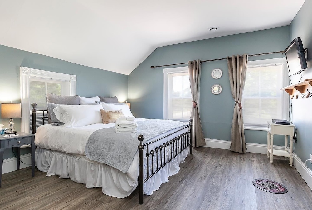 Suite, Multiple Beds, Private Bathroom photo 2