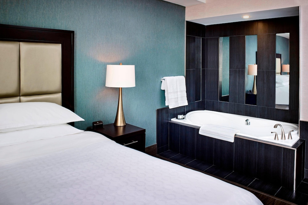 Junior Suite, 1 King Bed, City View (Fireplace) thumbnail 6