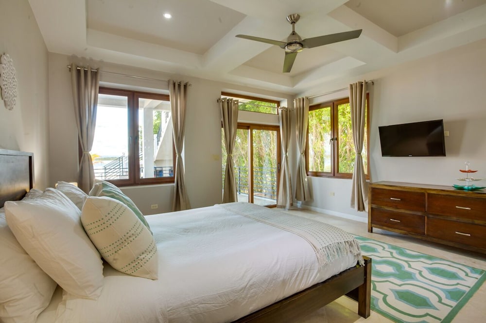 Luxury House, 4 Bedrooms, Private Pool, Lakeside photo 3