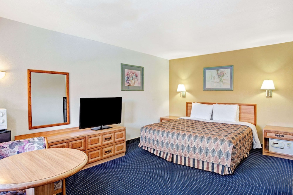 Room, 1 King Bed, Non Smoking, Poolside - Photo 1