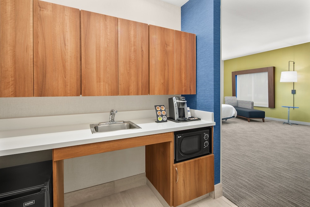 Suite, 1 King Bed, Accessible (Comm Access) - Photo 7