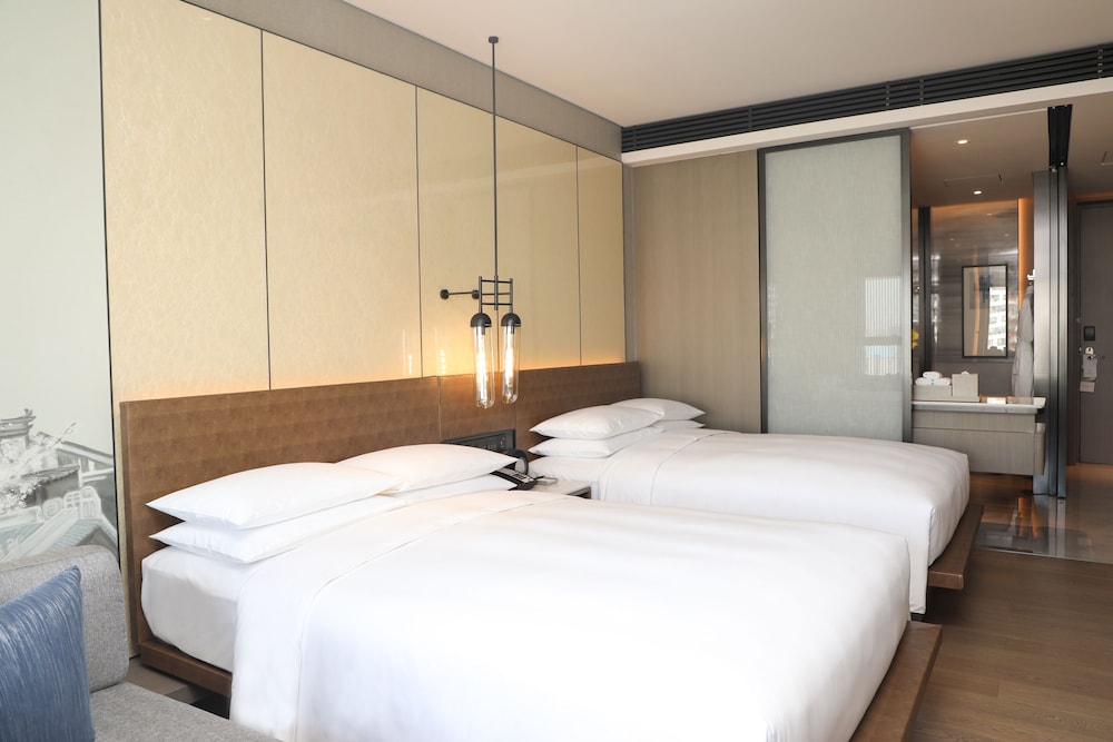 Superior Room, 2 Twin Beds, City View - Photo 4