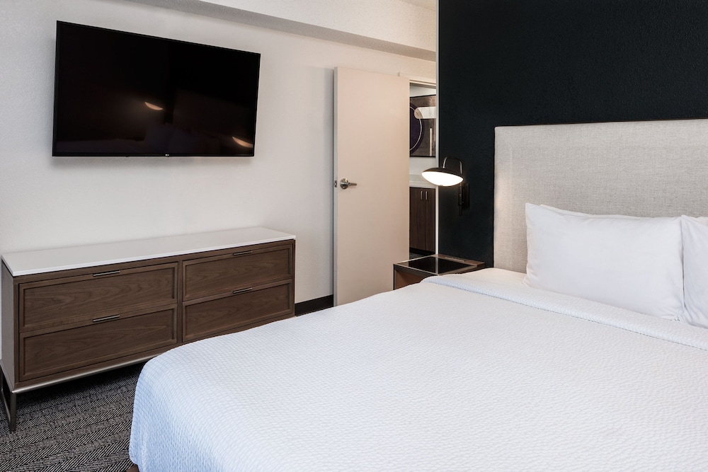 Room, 1 King Bed (Mobility/Hearing Accessible, Tub) - Photo 2