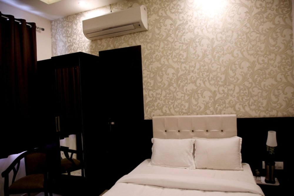 Deluxe Room - Photo 12