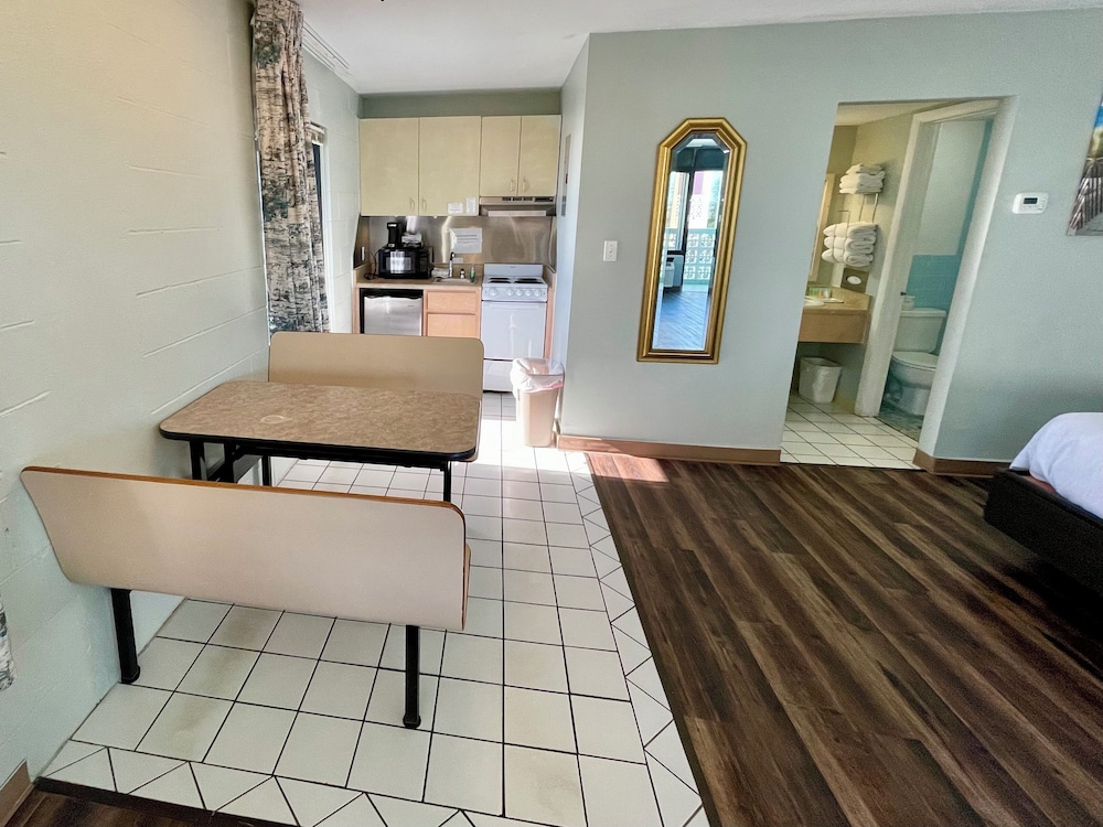 Deluxe Room, 1 King Bed, Kitchen, Beach View (GULF FRONT KITCHEN WITH 1 KING) photo 3