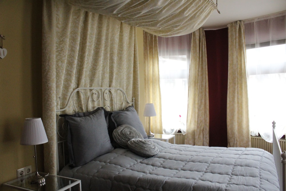Romantic Double Room, Ensuite, City View photo 2