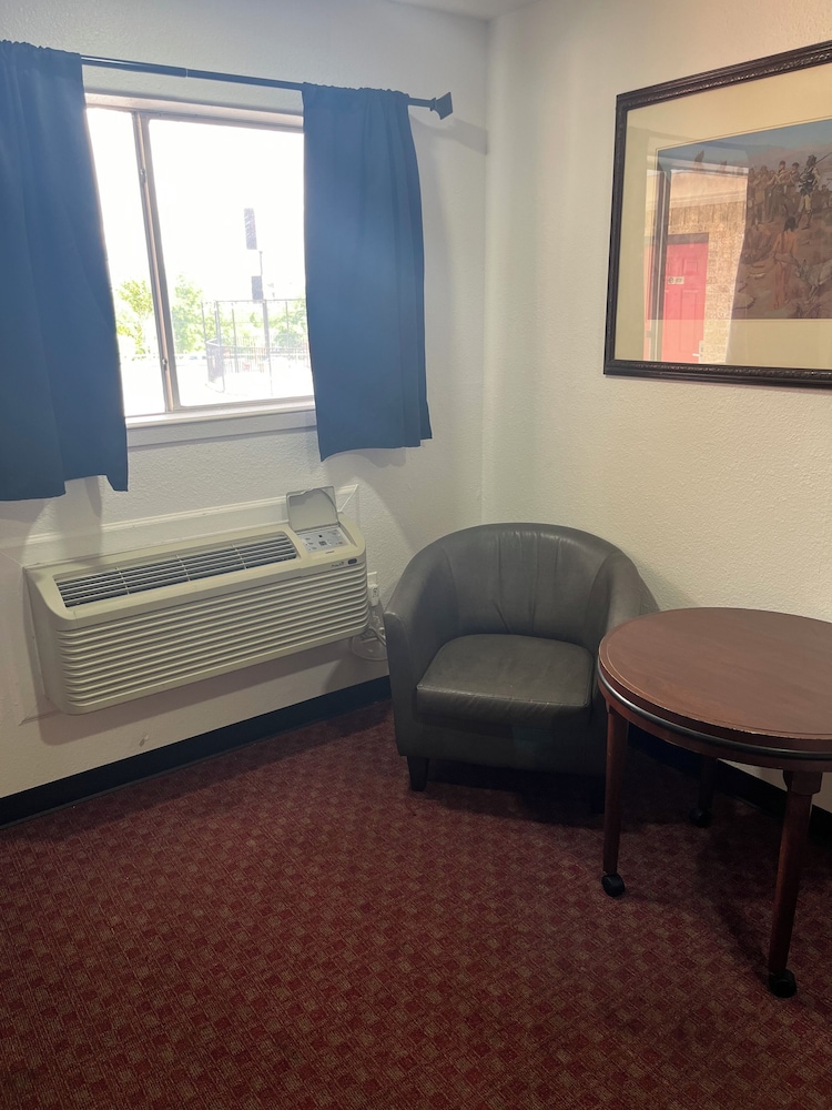 Single Room, 1 King Bed, Non Smoking, Refrigerator & Microwave photo 2