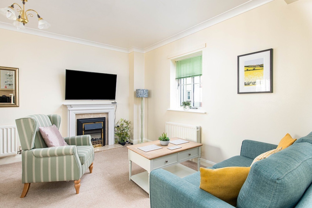House (Seaview 2-Bed with Private Parking, P)