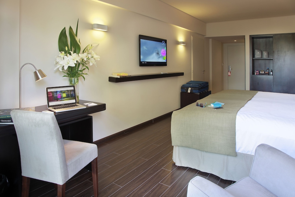 Classic Room, 1 King Bed, Accessible thumbnail 6