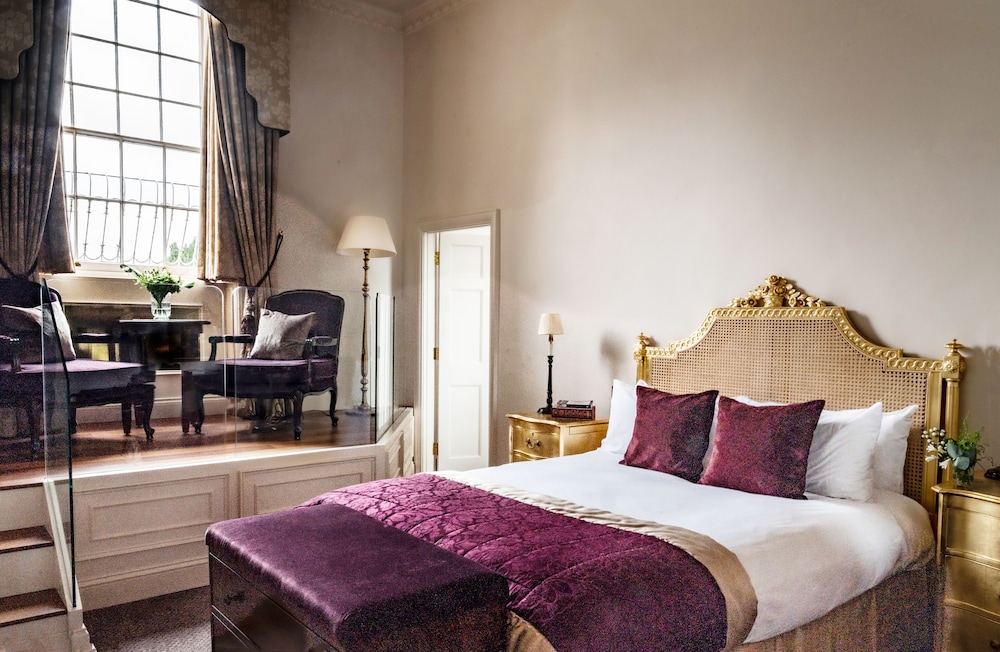 Deluxe King bedded room in historic Mansion House photo 2