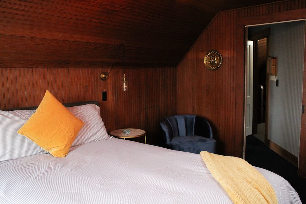 Standard Suite, 1 Queen Bed photo 2