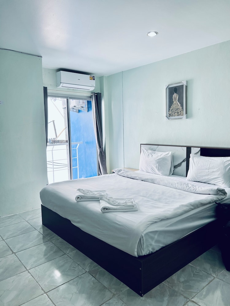 Comfort Room, Balcony, City View