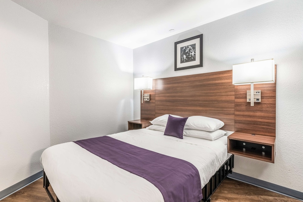 Suite, 1 Queen Bed - Photo 3