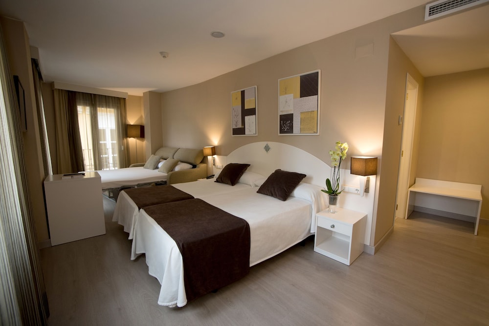 Quadruple Room (2 adults and 2 children)