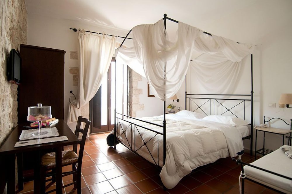 Standard Double or Twin Room - Photo 6