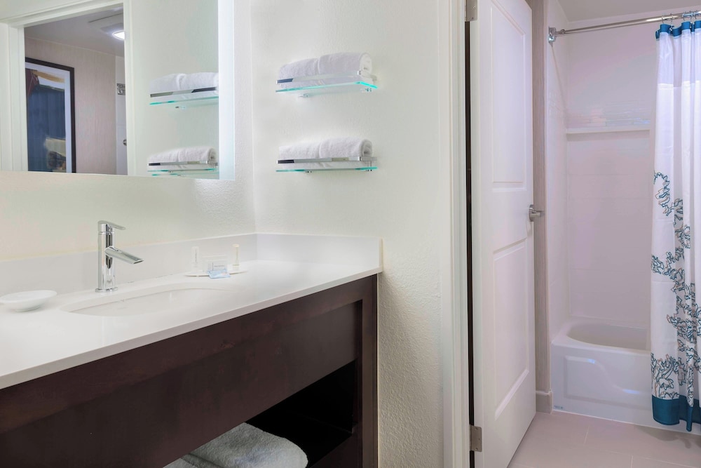 Suite, 2 Bedrooms, Fireplace (Hearing Accessible) photo 2