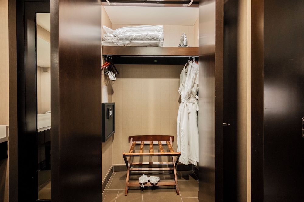 One-Bedroom- PH Floor & Strip View