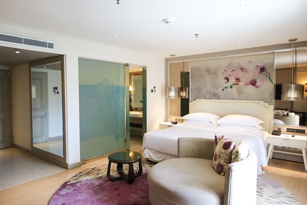 Club Room, 1 King Bed, Balcony, Tower photo 3