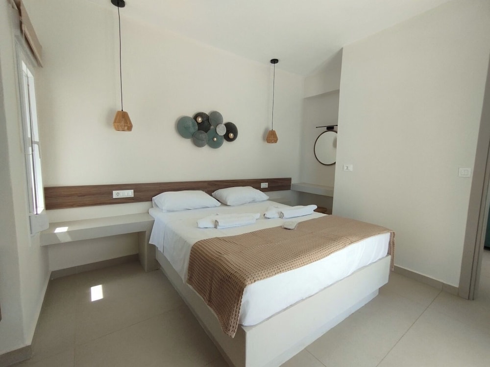 Deluxe Suite, 1 Queen Bed with Sofa bed, Non Smoking, Sea View photo 3