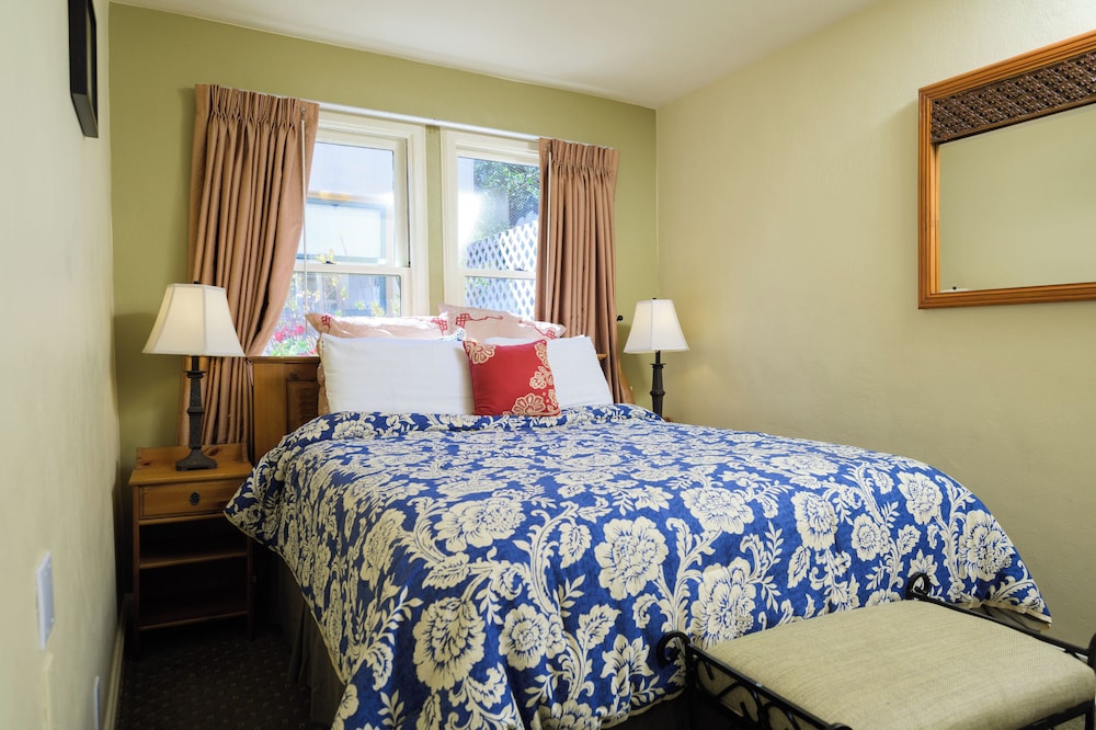 Queen Suite Two Bedrooms with Courtyard View