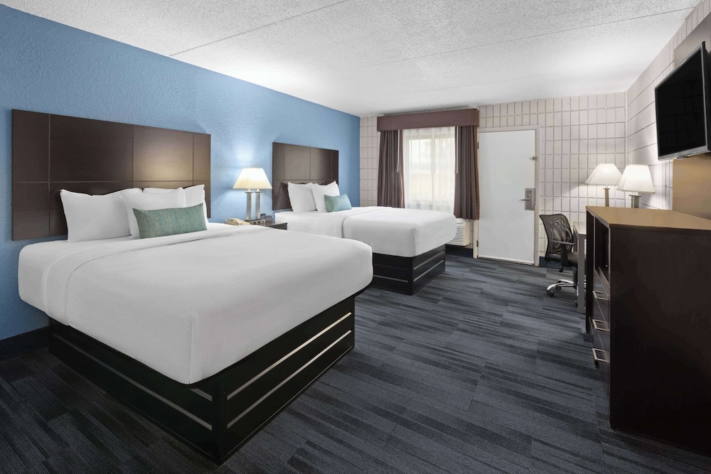 Room, 2 Queen Beds, Non Smoking, Poolside - Photo 1