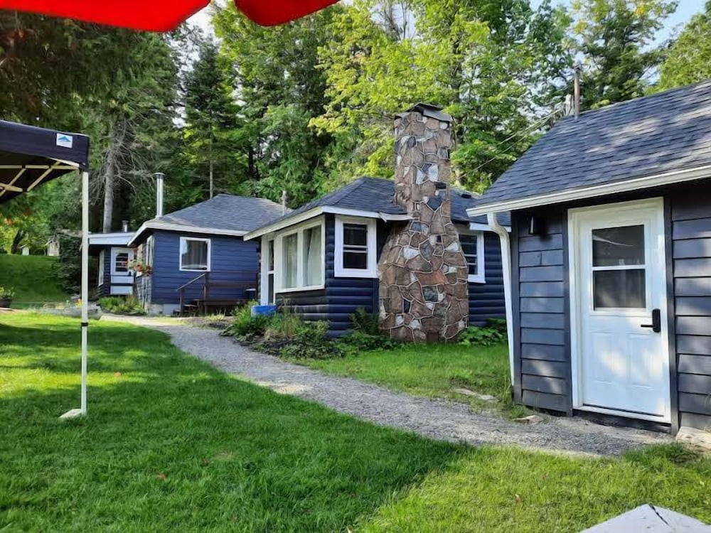 Cabin, 2 Bedrooms, Fireplace, Partial Lake View