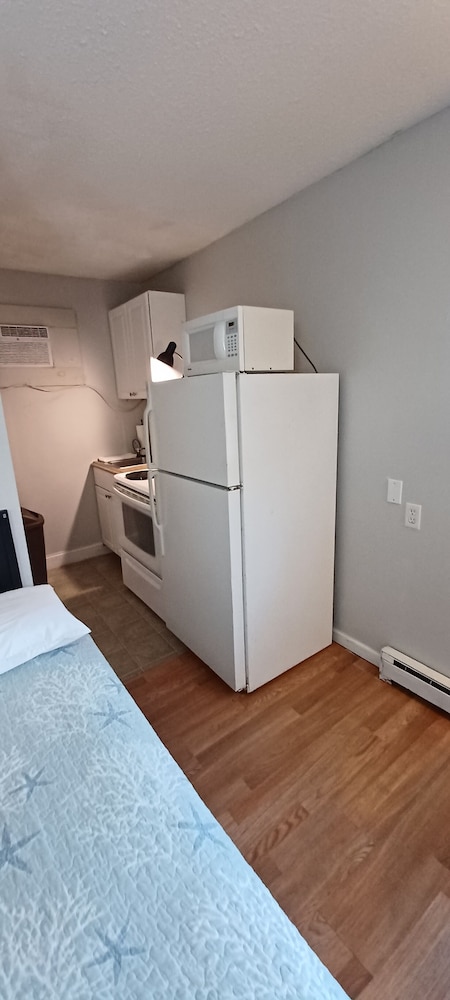 Economy Single Room, 1 Queen Bed photo 2
