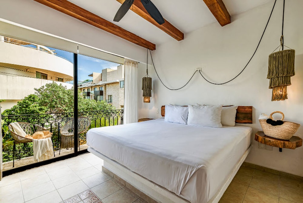 Deluxe King Room with Balcony and City Views - Photo 1