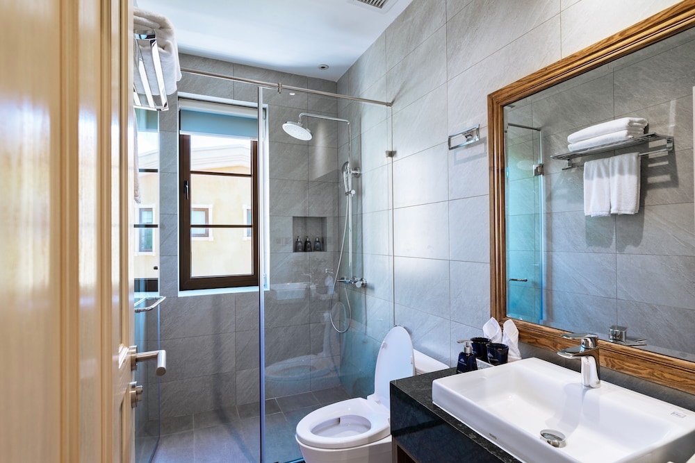 Rubia, City View, 1 King Bed with Window