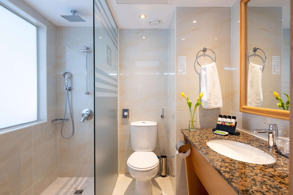 Superior Room, Land View