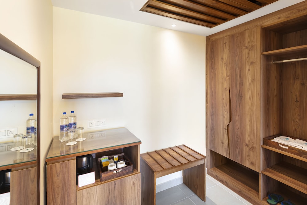 Deluxe Double Room, 1 King Bed, Hill View photo 2