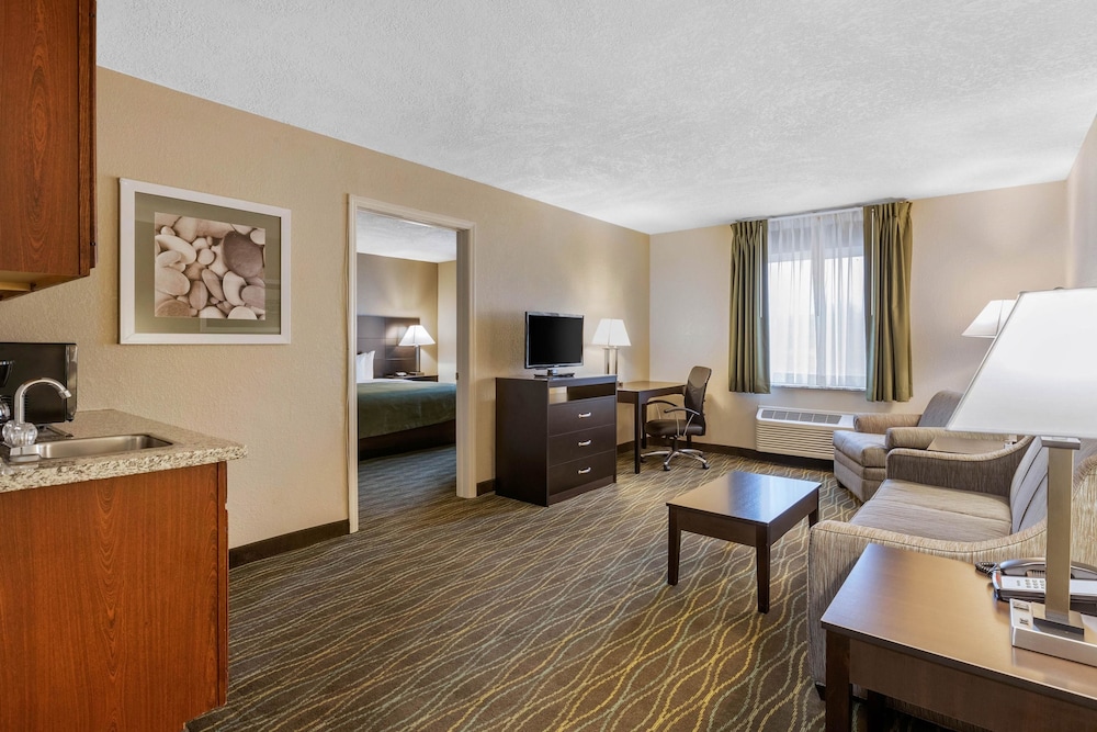 Suite, Multiple Beds, Non Smoking photo 2