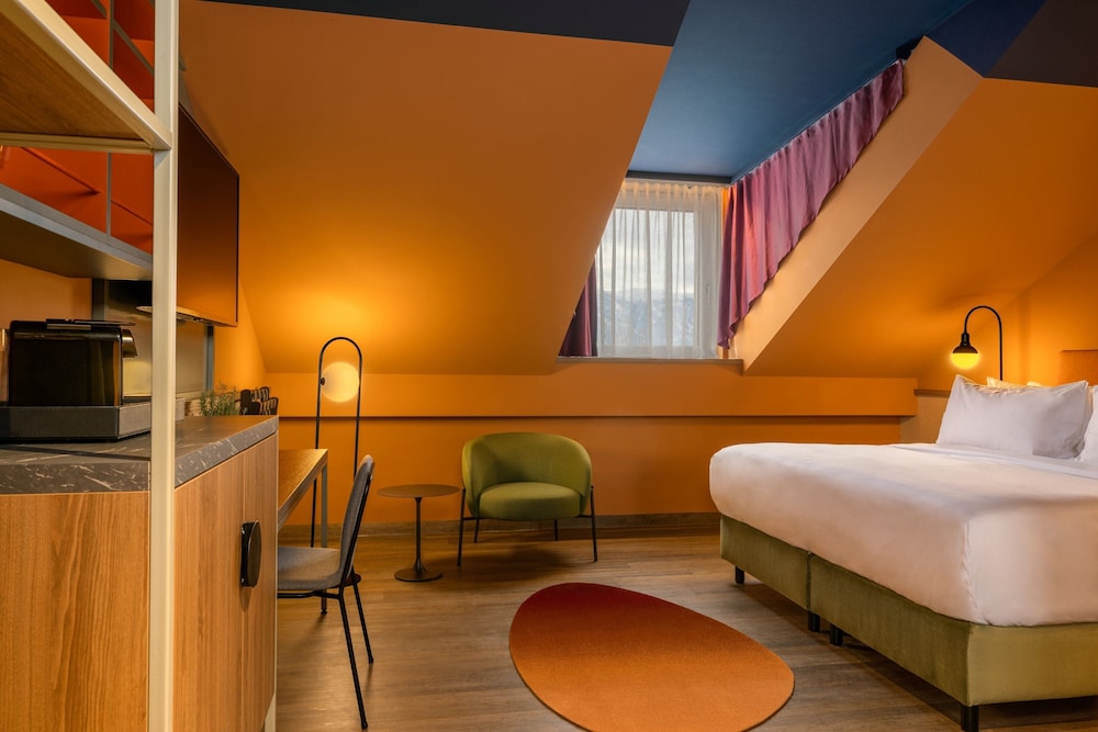 Junior Suite, 1 King Bed, Courtyard View photo 1