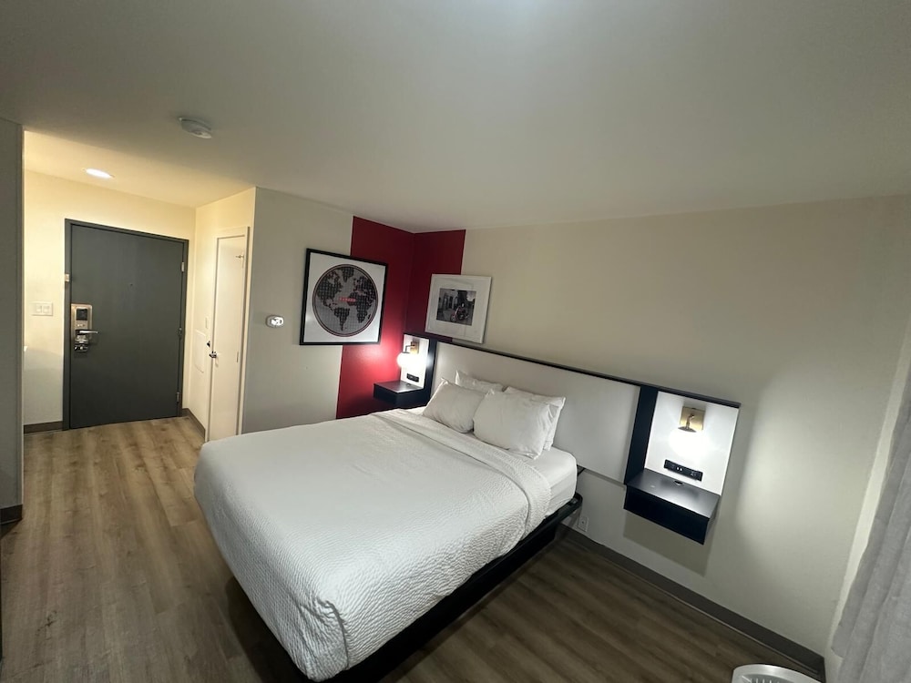 Room, 1 King Bed, Non Smoking (Shower Only) - Photo 4