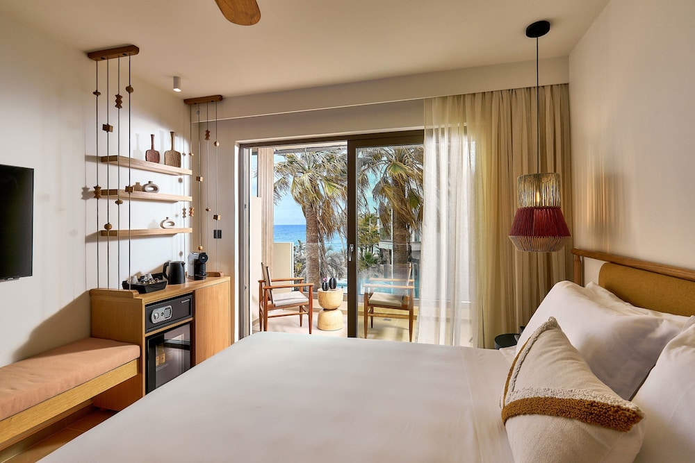 Premium Room, 1 King Bed, Balcony, Sea View photo 1