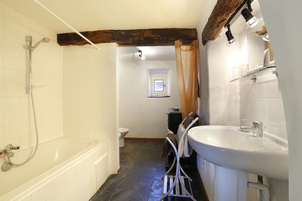 Suite, Ensuite photo 2
