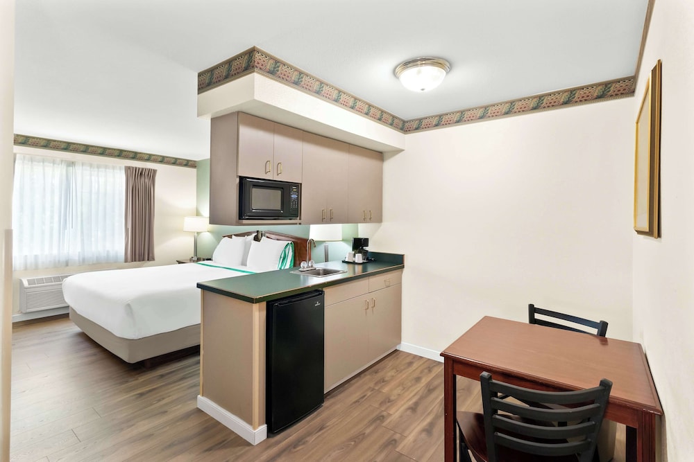 Traditional Suite, 1 King Bed (with Wet Bar) - Photo 1