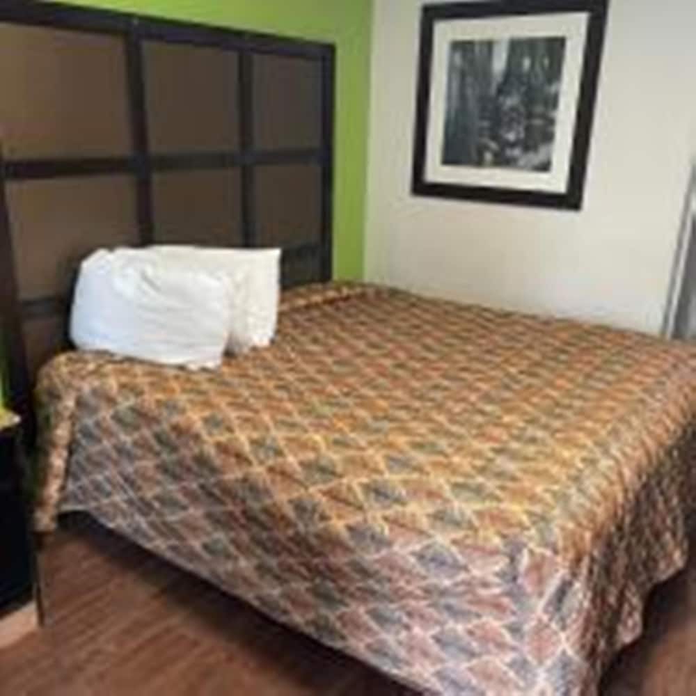 Deluxe Room, 1 King Bed, Smoking photo 1