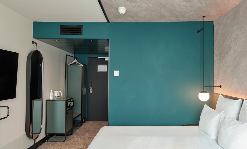 Superior Room, 1 Queen Bed with Sofa bed thumbnail 5