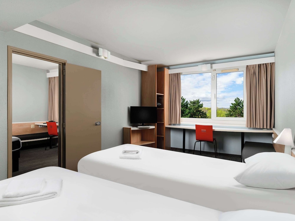 Standard Room, Multiple Beds (Standard) thumbnail 5