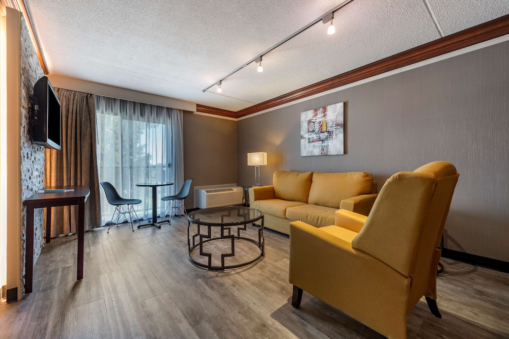 Suite, 1 Queen Bed, Non Smoking, Refrigerator - Photo 2