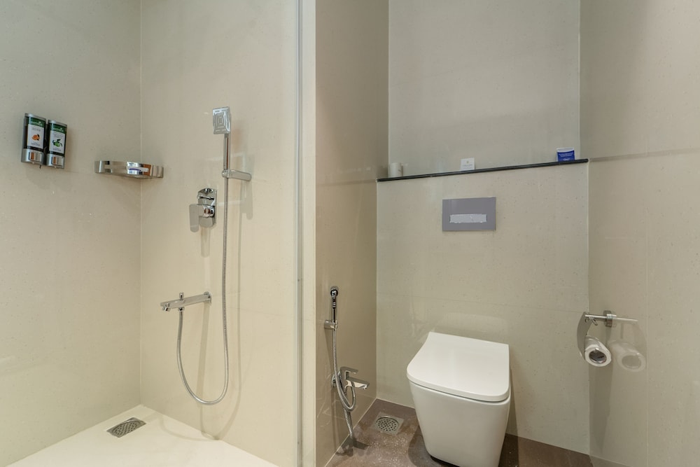 Deluxe Room, 1 King Bed photo 3